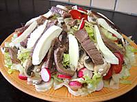 laitue romaine : Plat de langue de boeuf en salade