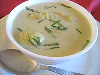 crème allégée : Bol de velouté d'avocats aux raviolis