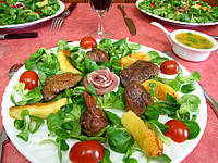vinaigre vin rouge : Assiette de mâche aux foies de volaille et pommes