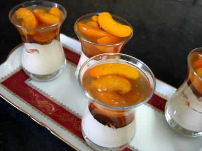 vanille en poudre : Verrines d'abricots au fromage blanc et au floc de Gascogne