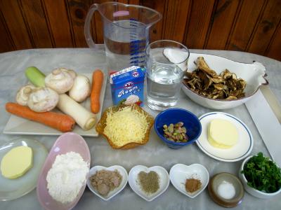 Ingrédients pour la recette : Velouté de cèpes à la landaise et son béret