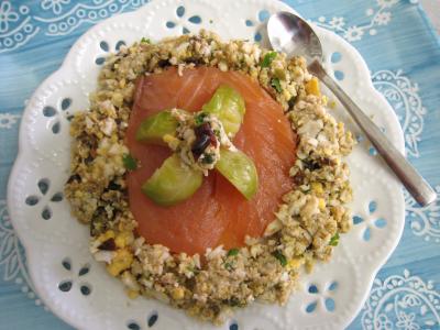 saumon fumé : Assiette d'un amuse-bouche au saumon fumé et aux choux de Bruxelles