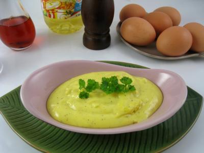 vinaigre de cidre : Ramequin de sauce mayonnaise
