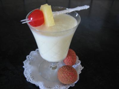 Cuisine mauricienne : Verre de cocktail au rhum blanc et noix de coco