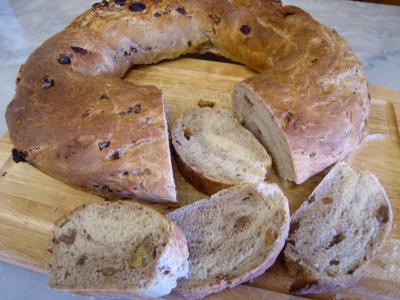 Pain à base de fruits : Couronne aux châtaignes, noix et raisins secs