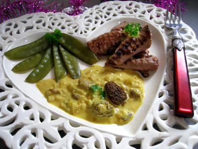 Photo : une assiette d'aiguillettes de canard aux pois gourmands