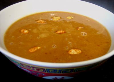 Bol de sauce aux cacahuètes