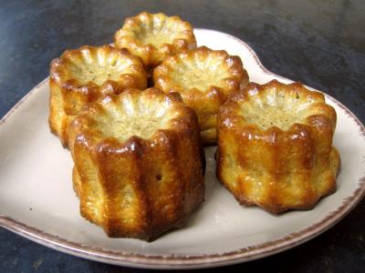 Dessert avec alcool : Assiette de cannelés