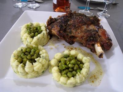Epaule d'agneau : Epaule d'agneau et son nid de petits pois