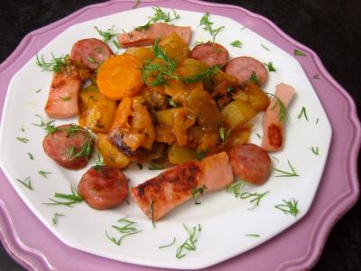 pomme de terre : Assiette de ragoût de saucisses fumées