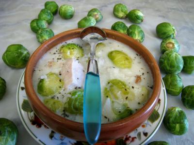 Soupes & potages : Bol de soupe de choux de bruxelles et espadon