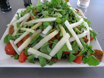 radis : Assiette de salade d'asperges et crudités