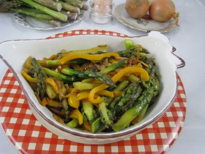Image : recette Sauté d'asperges aux oignons et poivron