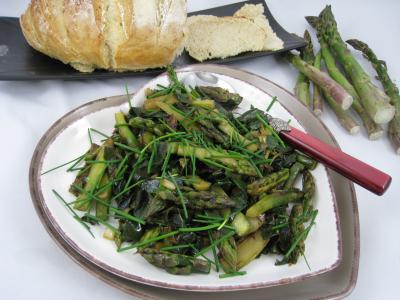 chou blanc : Assiette de sauté d'asperges, de chou et d'ognasses