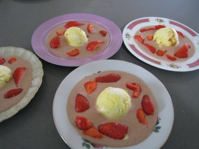 Cuisine diététique : Assiette de sauce glacée aux fraises
