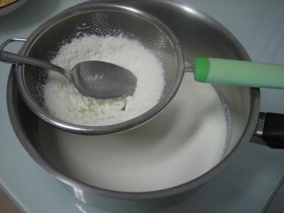 Presser la pulpe de la noix de coco