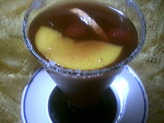 Cuisine espagnole : Verre de sangria à la pêche