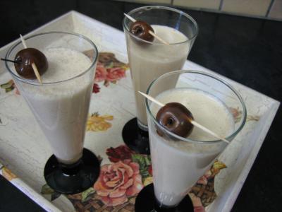 boisson alcoolisée : Plateau de verres de cocktail de crème de cerises