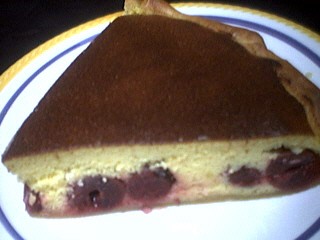 Image : Assiette d'une part de clafoutis aux cerises au sirop