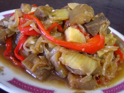 Image : Assiette de service d'aubergines aux oignons à la chinoise