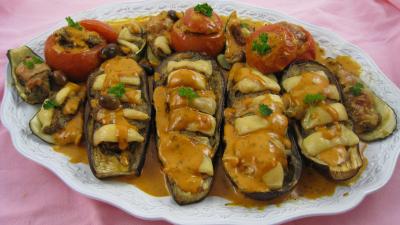 viande hachée : Assiette d'aubergines et légumes farcis