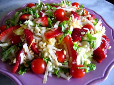 entrée à base de blé : Assiette de salade de blé aux fruits