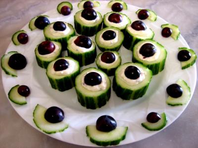 Amuse-bouche : Assiette de bouchées au concombre et au roquefort