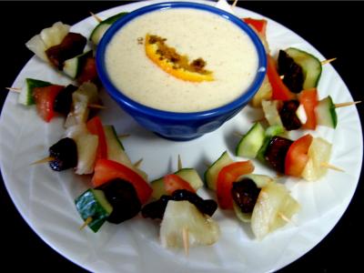yaourt allégé : Assiette de brochettes à l'ananas minceur et sa sauce