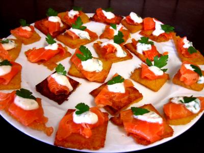 Sauces : Assiette de canapés de polenta au saumon fumé