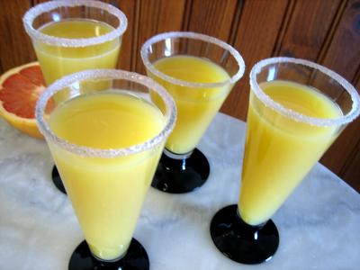 boisson alcoolisée : Verres de cocktail à la violette