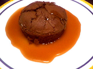 Photo : Gâteau au chocolat nappé de caramel
