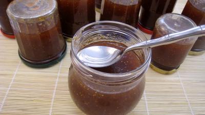 sucre : Bocaux de confiture de figues et raisins