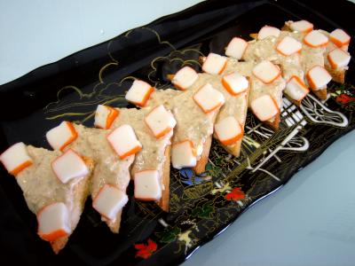 ketchup : Plat de canapés pomme et surimi