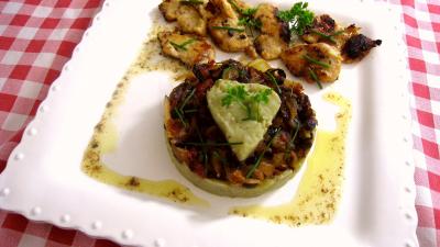 Cuisine diététique : Assiette de purée d'aubergines, confit d'oignons et tomates
