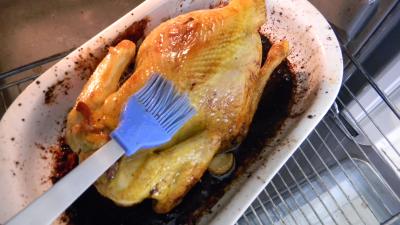 Huiler un poulet