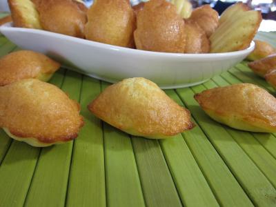 petits fours sucrés : Plat de madeleines de Commercy
