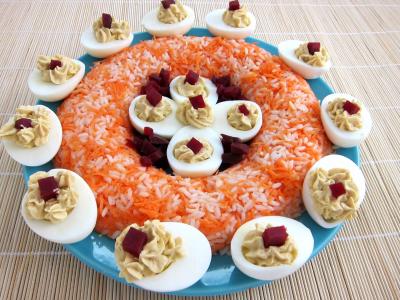 Oeufs au foie gras et sa couronne de riz aux carottes