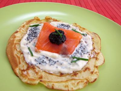 entrée à base de poisson : Assiette avec un blinis de saumon fumé