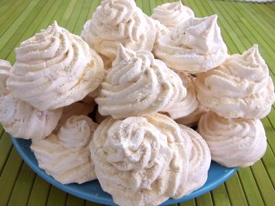 vanille en poudre : Assiette de meringues à la française