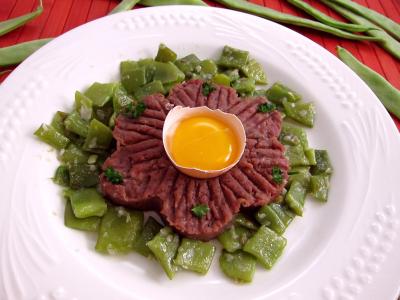 plat complet : Assiette de tartare de boeuf aux haricots plats