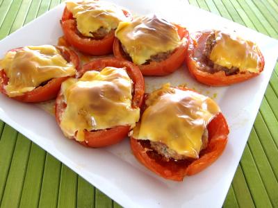 farcis : Assiette de tomates farcies chipolatas et merguez