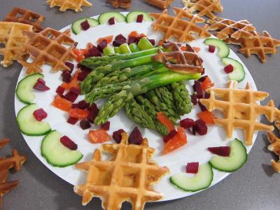 asperge : Assiette d'asperges et de gaufrettes au chorizo