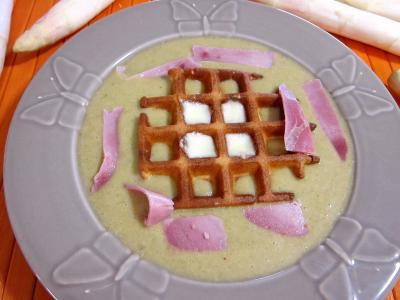 Soupes & potages : Assiette de mâche en velouté et sa gaufrette à la mozzarella