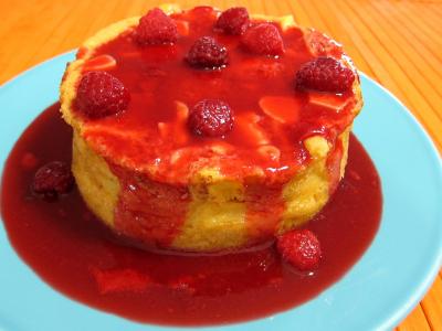 Cuisson au micro-ondes : Assiette de pudding aux pommes et son coulis de framboises