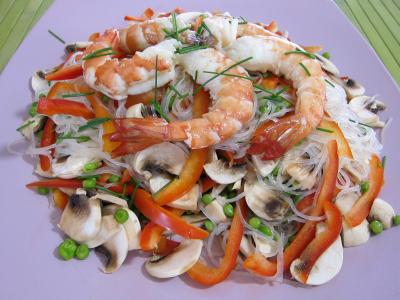 Coquillages et crustacés : Assiette de vermicelle de riz et crevettes en salade