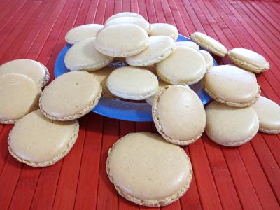 Dessert meringué : Assiette de macarons à la vanille