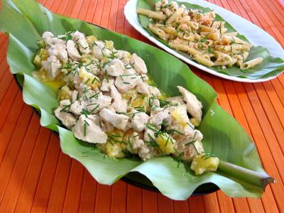 Image : Feuilles de bananier et son plat de blanc de dinde à l'ananas