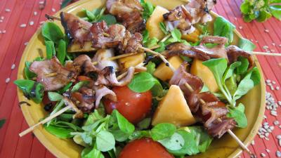 Recette Saladier de mâche avec les brochettes de jambon