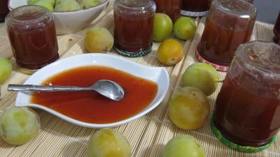 Plat de confiture de prunes blanches