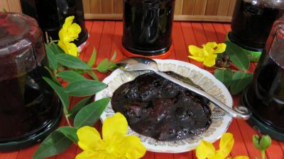Conserves : Assiette et bocaux de confiture de mûres